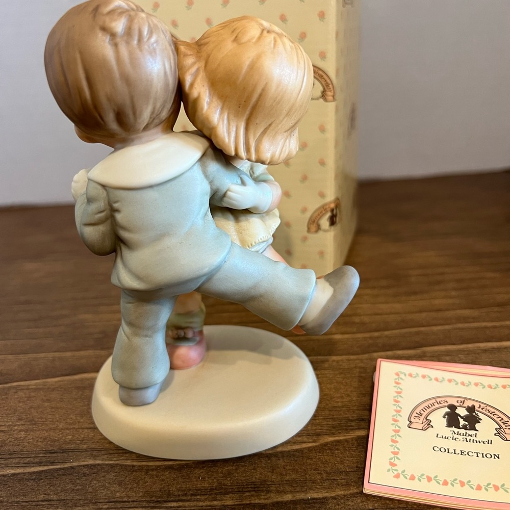 Memories of Yesterday—“We’d Happy! How’s Yourself?” Figurine - Picture 3 of 7